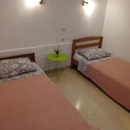 1 Apartment *